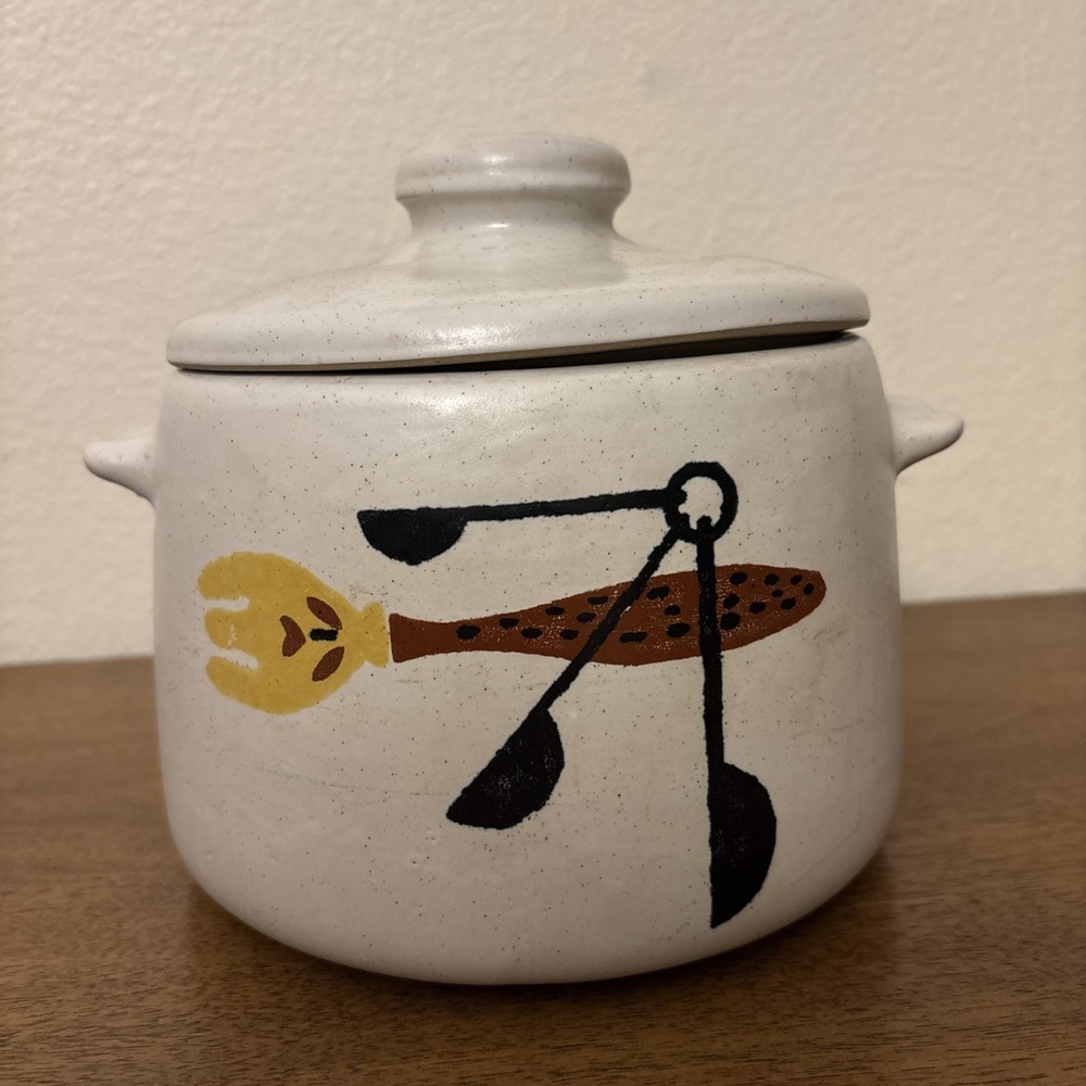 Vintage West Bend Stoneware Bean Pot & Lid White Kitchen Utensil Pattern 6.5in